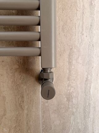 Termoarredo bagno tortora chiaro.