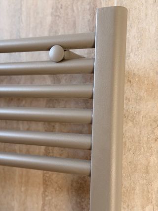 Termoarredo bagno tortora chiaro.