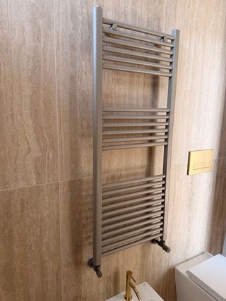 Termoarredo bagno tortora chiaro.