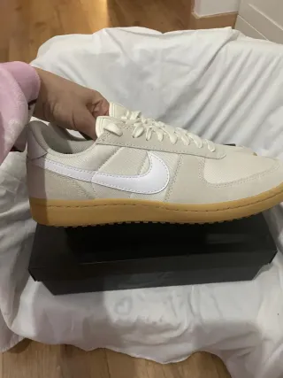 Zapatillas Nike Beige y Blanco