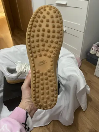 Zapatillas Nike Beige y Blanco