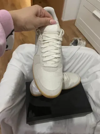 Zapatillas Nike Beige y Blanco