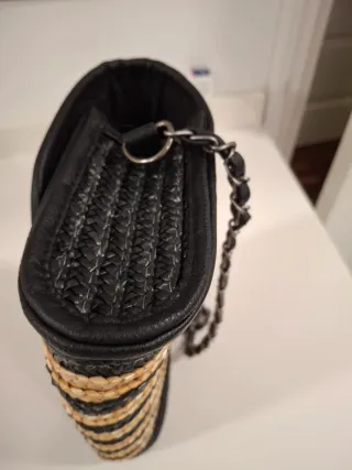 Bolso de rafia con rayas beige y negro