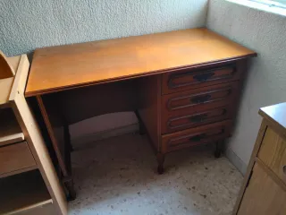 Escritorio de madera clásico con cajonera