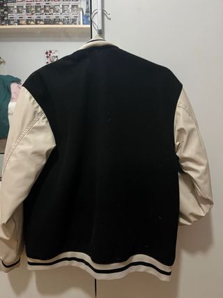 Cazadora Beisbolera Negra y Beige