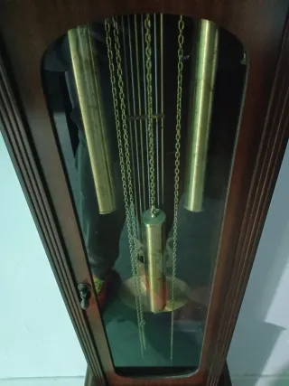 Reloj de pie antiguo de madera