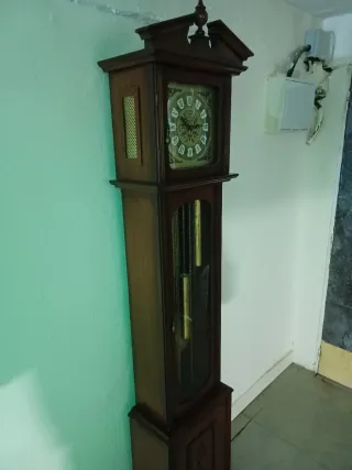 Reloj de pie antiguo de madera