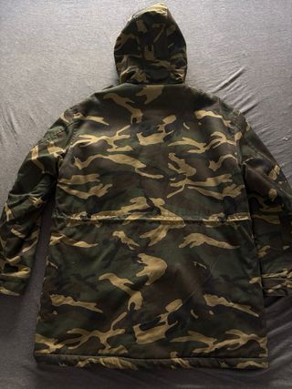 Parka Camuflaje con Capucha y Pelo de Zara