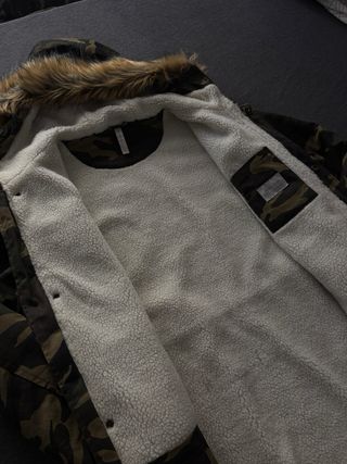 Parka Camuflaje con Capucha y Pelo de Zara