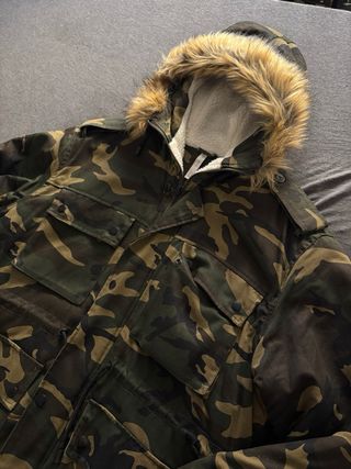 Parka Camuflaje con Capucha y Pelo de Zara