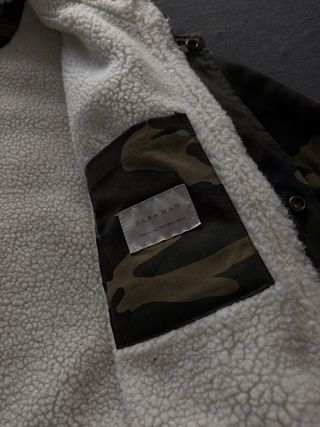 Parka Camuflaje con Capucha y Pelo de Zara