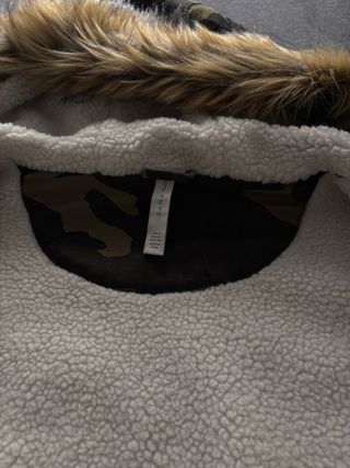 Parka Camuflaje con Capucha y Pelo de Zara