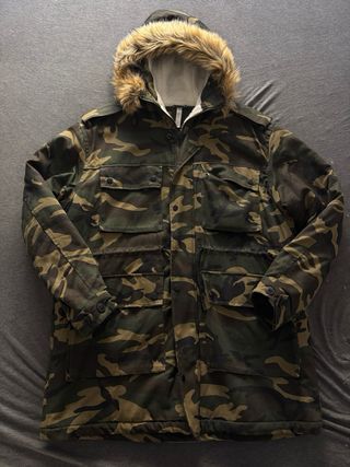 Parka Camuflaje con Capucha y Pelo de Zara