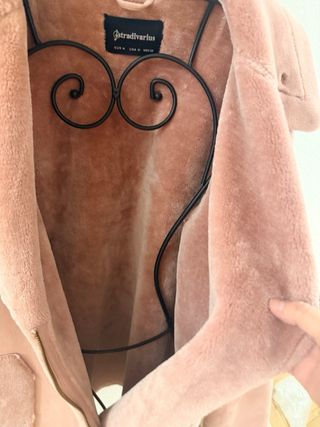 Abrigo Stradivarius rosa