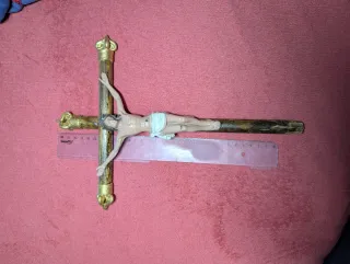 Crucifijo de mesa con base de piedras