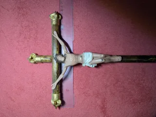 Crucifijo de mesa con base de piedras