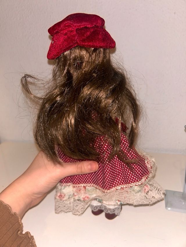 Muñeca de porcelana con soporte