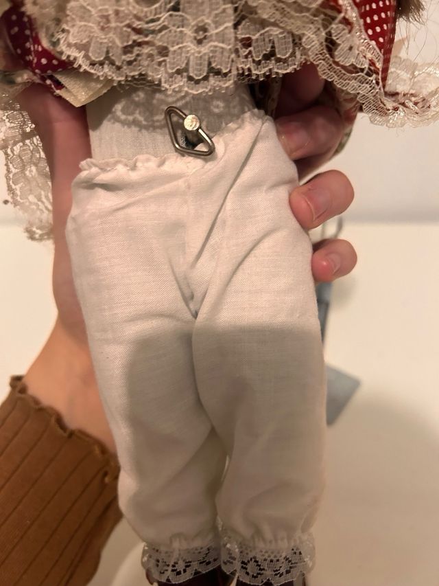 Muñeca de porcelana con soporte