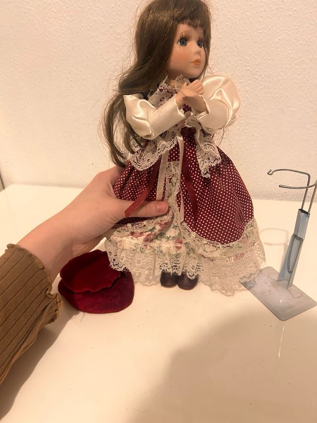 Muñeca de porcelana con soporte