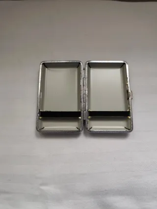 Pitillera de metal con diseño grabado