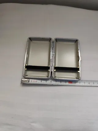 Pitillera de metal con diseño grabado