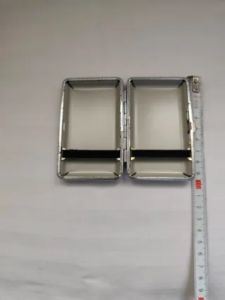 Pitillera de metal con diseño grabado