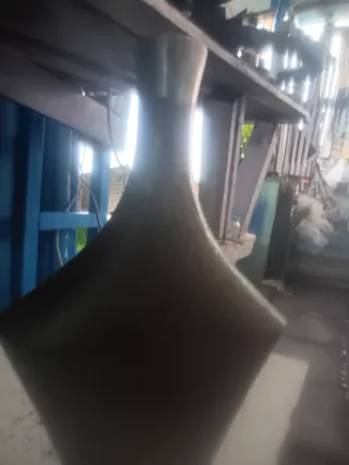 Jarrón metálico negro