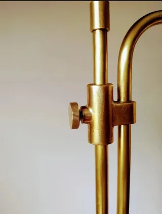 Lámpara de latón regulable
