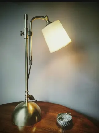 Lámpara de latón regulable
