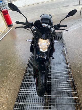 Benelli 125 Naked Negra y Roja