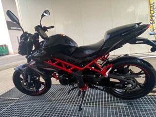 Benelli 125 Naked Negra y Roja