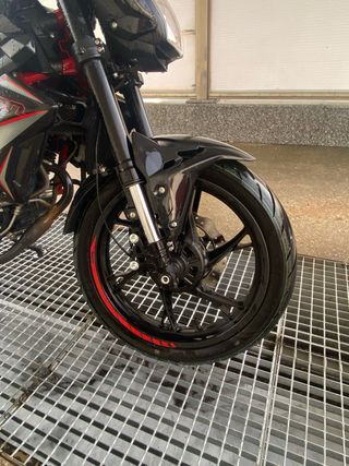 Benelli 125 Naked Negra y Roja