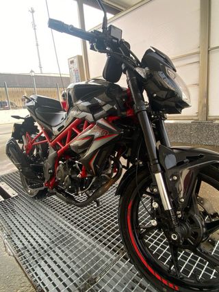 Benelli 125 Naked Negra y Roja
