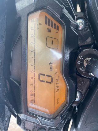 Benelli 125 Naked Negra y Roja