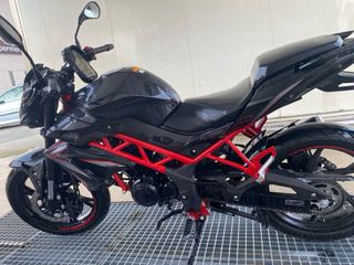 Benelli 125 Naked Negra y Roja