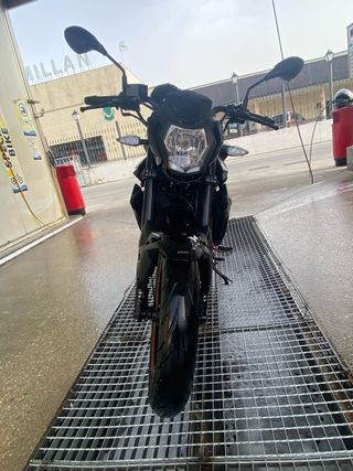 Benelli 125 Naked Negra y Roja