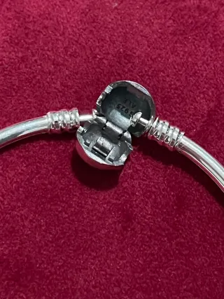 Pulsera rígida cierre logo