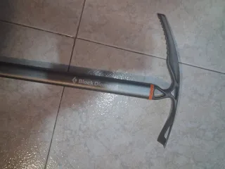 Piolet nuevo semiligero de 70 cmts alpinismo.