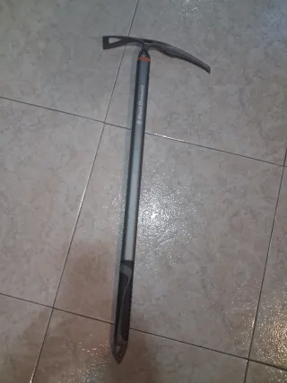 Piolet nuevo semiligero de 70 cmts alpinismo.