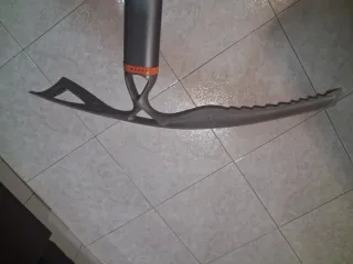 Piolet nuevo semiligero de 70 cmts alpinismo.