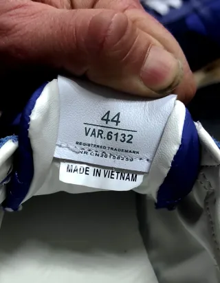 Zapatillas deportivas azules y blancas