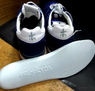 Zapatillas deportivas azules y blancas