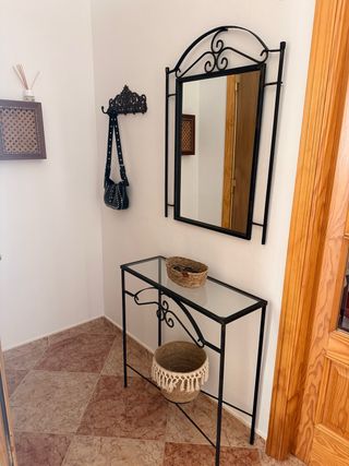Mesa auxiliar y espejo forja cristal metal.