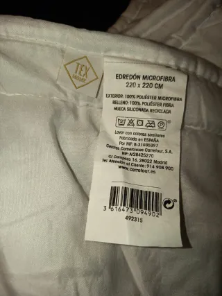 Edredón blanco de microfibra marca tex home.