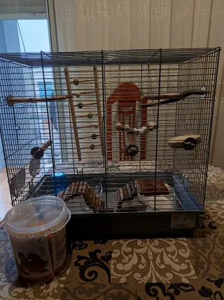 Jaula para pájaros con accesorios