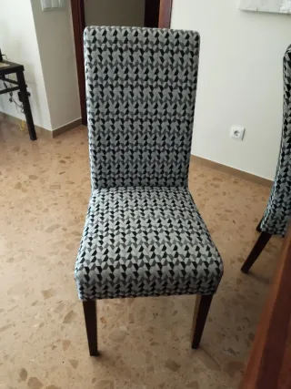 4 Sillas de madera y tela