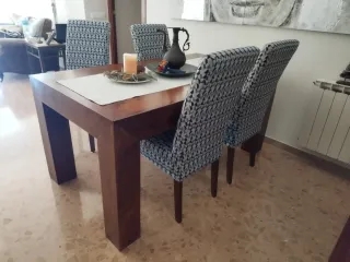 4 Sillas de madera y tela