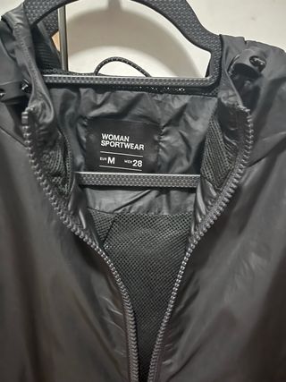 Cortavientos negro con capucha