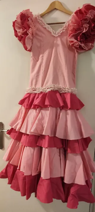 Traje de flamenca rosa volantes