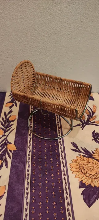 Portabottiglie vintage in metallo e vimini